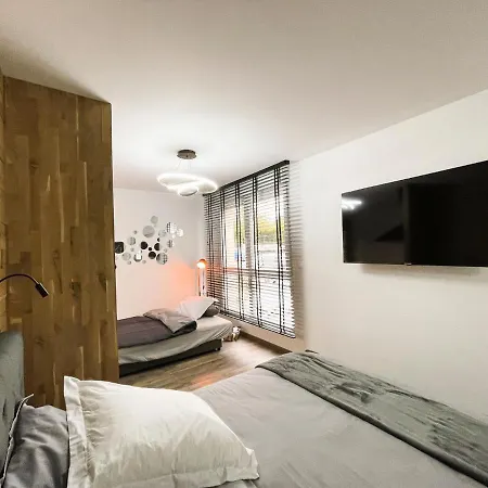 Appartamento Easy Location - Parking - Free Wifi - Tourism And Business