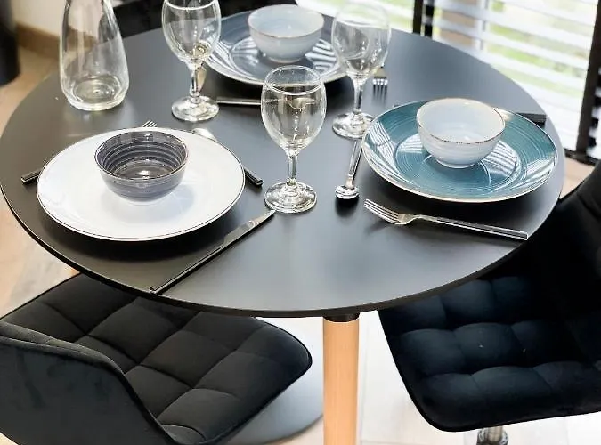 Easy Location - Parking - Free Wifi - Tourism And Business *